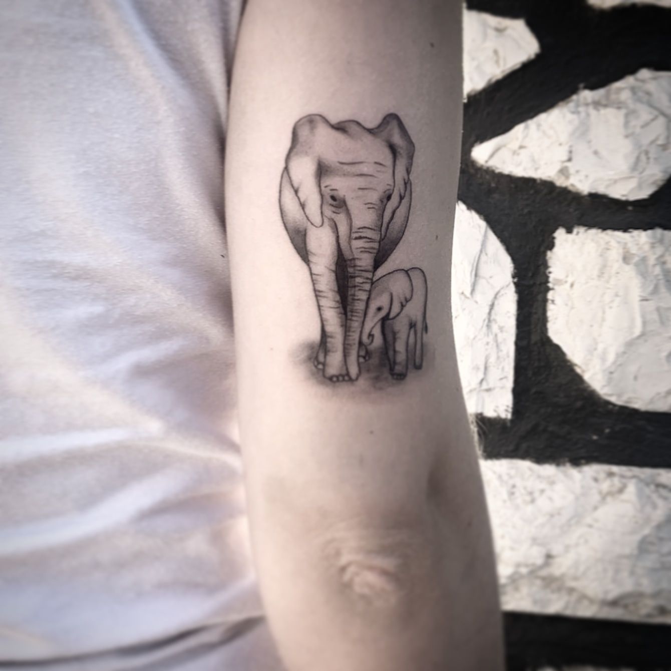 ines tattoo & piercing black & grey