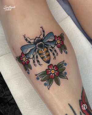 • Bee • super clean traditional beauty by our resident @nicole__tattoo 
Nicole is currently taking bookings for September!
Books/info in our Bio: @southgatetattoo 
•
•
•
#bee #beetattoo #traditionaltattoo #traditionalbeetattoo #floraltattoo #amazingink #northlondontattoo #blackwork #southgateink #northlondon #southgatetattoo #customtattoo #southgate #londontattoostudio #tattooideas #tattoos #londontattoo #london #sgtattoo #londonink #londontattooartist #bookedontattoodo #southgatepiercing #sg #cleantattoo 
