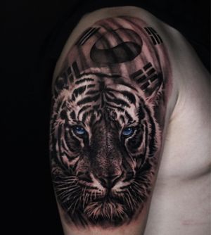 Korean tattoo artist iseulInstagram @tattoosbyiseul