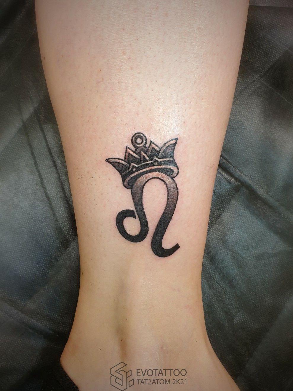 Татуировка буквы и короны