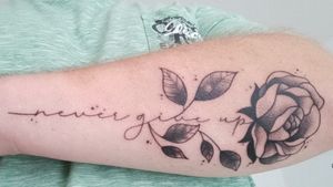 Tattoo #rose et #phrase #nevergiveup