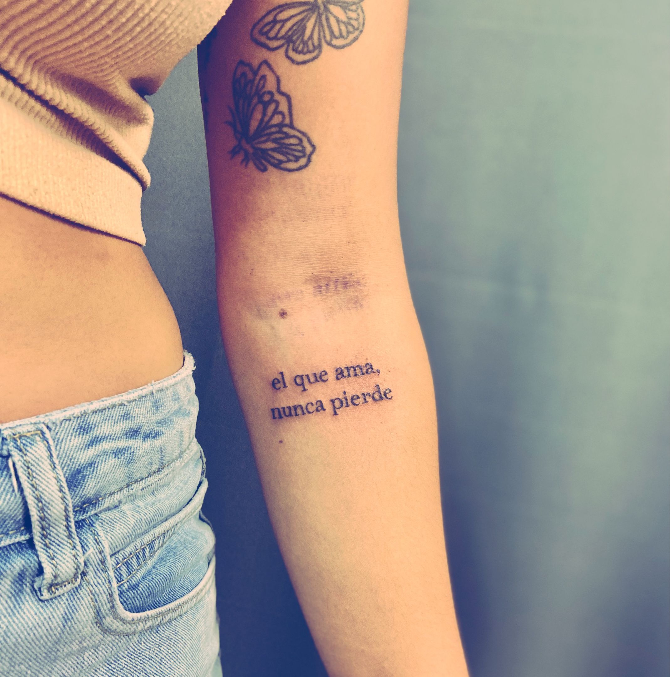 El que ama nunca pierde tatuaje