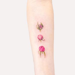 Beautifully detailed flower tattoo for the forearm, created by talented artist Juliany Braga.