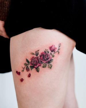 Beautifully detailed flower tattoo on upper leg by Juliany Braga, showcasing intricate illustrative style.