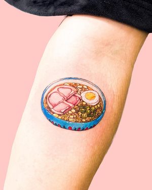 Exquisite forearm tattoo of ramen noodles, expertly done in micro realism style by Juliany Braga. Deliciously detailed artwork!