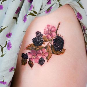 Seeking a unique tattoo design? Explore the beauty of flowers and grapes in this stunning illustrative piece by Juliany Braga.