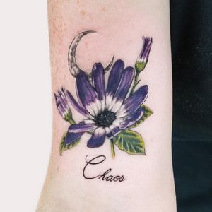 Elegant lettering intertwines with a delicate flower motif, created by the talented artist Juliany Braga. Perfect for your arm!