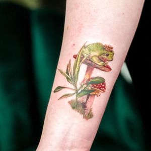 Unique design featuring a frog, mushroom, leaf, and crown in a realistic and illustrative style by Juliany Braga.
