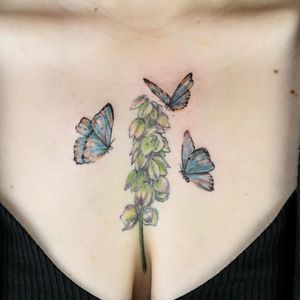 Juliany Braga's illustrative design features a vibrant butterfly and intricate flower on the chest, blending traditional and modern styles.