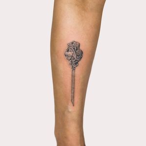 Elegant and intricate forearm tattoo featuring a beautiful illustrative pattern, created by the talented artist Juliany Braga.