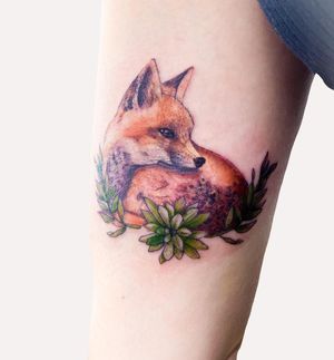 Get inked with a stunning illustrative design of a fox and flower by renowned artist Juliany Braga. Perfect for showcasing your wild and delicate side.