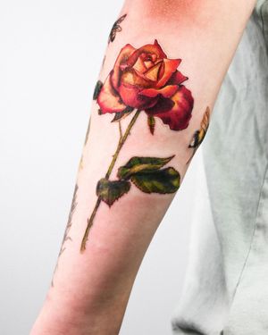 Experience the beauty of a stunning illustrative flower tattoo on your forearm, expertly crafted by Juliany Braga.