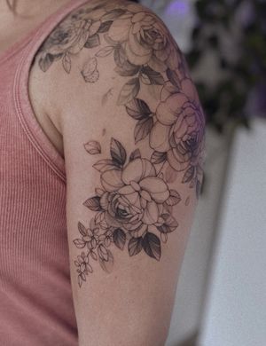 Floral extension on the arm 