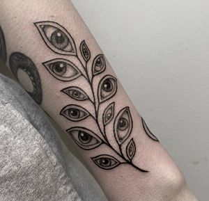 all eyes on me #eyes#plant#botanicaltattoo#botanical#armtattoo#ttt#tattoo#tattoos#tattooed#tattooart#instatattoo#tattooing#tattoodesign#tattooer#blacktattoo#tattooideas#tattoostyle#blackworktattoo#tattoodo#ink#inked#inkedup