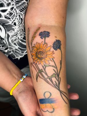 Flowers for your country #floraltattoo #colorfultattoo #whildflowers #sunflowertattoo #eleganttattoo #tatoueuse 