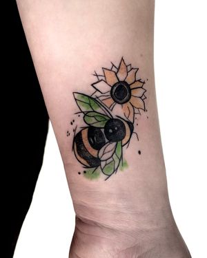 Little sketchy cutie with splashes of watercolour by our resident @nsmactattoos Books/info in our Bio: @southgatetattoo • • • #bee #beetattoo #watercolour #floraltattoo #watercolourtattoo #customtattoo #bookedontattoodo #londontattoostudio #southgate #londontattooartist #southgatepiercing #sg #blackwork #northlondon #northlondontattoo #tattooideas #london #sgtattoo #londontattoo #amazingink #southgateink #southgatetattoo #londonink #tattoos