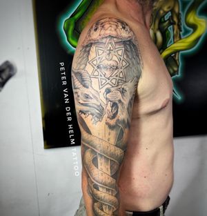 Did this sleeve for Gert with some esoteric parts in it. Snake, Lion, Dragon and a sword containing the sacred numbers. Loved this one. 