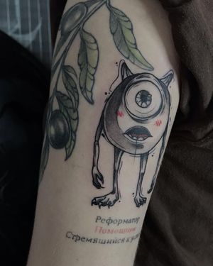 Emiliia Kuzmina's blackwork tattoo of a mike on the upper arm.