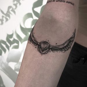 Get mesmerized by this blackwork illustrative tattoo of the iconic golden snitch from Harry Potter, inked by Emiliia Kuzmina.