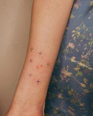 Elegant illustrative star motif tattoo on arm by Silber/Sofie. A stellar addition to your body art collection.