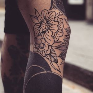 Tatuaje de peonia, 2da parte #tattoo #tattootime #tattooart #ornamental #blackworktattoo 