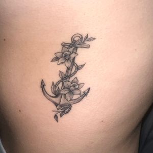 Commemorative piece for my grandpa with an anchor and narcissus flowers ⚓️🌼 I couldn’t have imagined it better Artist: Jorge Monteroo