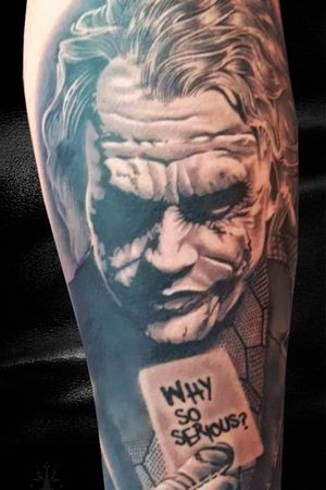 Tatuaje de el JOKER en escala de grises. Realizado por nuestro artista Marcelo Quintana 🥇🏆Reservas al👉73240614📲#tattoojoker #tatuajejoker #elrisas #tattoobolivia #tatuajebolivia #tattoolapaz 