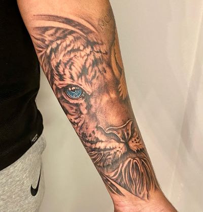 🐆 TIGER TATTOO 🐆 • BOOKINGS OPEN • ZUPER BLACK by @intenzetattooink Supplied by @thetattooshop.co.uk. #tattoo #tattooideas #londontattoo #tiger #tigerscratch #tigertattoo #tigertattoode sign #tattooformen #armtattoo #armtattoosleeve #animaltattoo #animal #arm