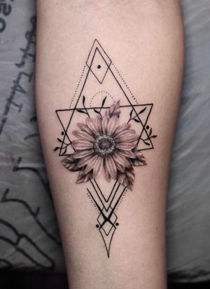 A fineline geometic daisy tattoo