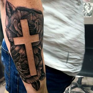 Tattoo religiosa de cruz e rosas. Preto e branco 