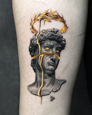We didn’t post this golden piece from the last visit of our regular guest artist @hugo.tattooart 
Hugo has 1 last day available in October which is tomorrow and then he is coming back in the end of November for 1 more week! 
Don’t miss the chance and get yourself booked!
DM either @hugo.tattooart directly or contact @southgatetattoo 
You can find us at 📍96 Crown Lane, London, N14 5EN. More information in our Bio!
•
•
•
#gold #goldentattoo #blackandgold #statue #statuetattoo #customtattoo #sgtattoo #southgatetattoo #southgatepiercing #london #southgate #londontattooartist #londontattoo #wreath