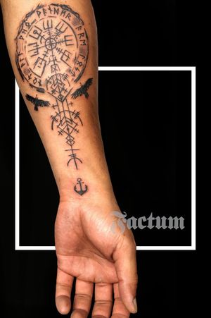 Tatuaje vikingo en blackwork en cara interna del antebrazo. Tatuaje de 25 cms