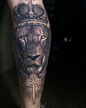 Tatuagem realista de leão de judá na panturrilha | realistic lion tattoo @divo.damato