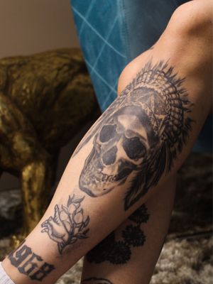 Tatuagem de caveira realista na canela | realistic skull tattoo@divo.damato