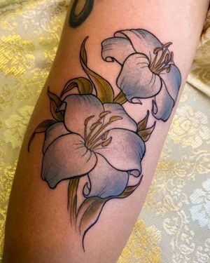 Get a stunning neo traditional flower tattoo on your arm by renowned artist Edyta. Stand out with this vibrant and timeless design.