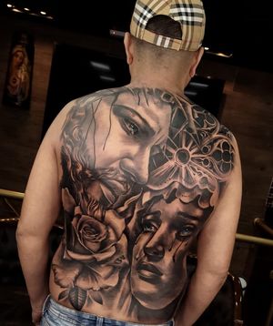 Fechamento de costas tatuagem realista no tema religioso | realistic full back tattoo @divo.damato