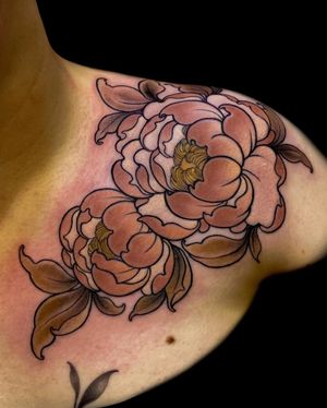 Get a stunning neo-traditional flower tattoo on your shoulder by talented artist Edyta. Perfect blend of classic and modern styles.