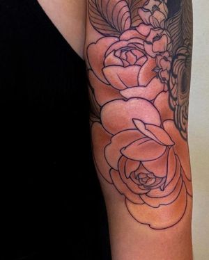 Beautiful and vibrant neo-traditional flower design inked on upper arm by talented artist Edyta.