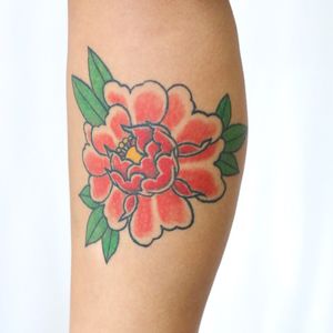 Vibrant lower leg tattoo by artist Leo Quintao, featuring a beautiful illustrative traditional style flower design.