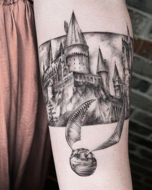 Get mesmerized by Palena's blackwork style, capturing the magic of Harry Potter on your upper arm.
