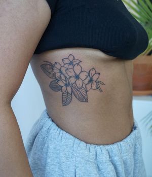 Nicole Ksiazek's blackwork flower design beautifully wraps around the ribs in this stunning and intricate tattoo.
