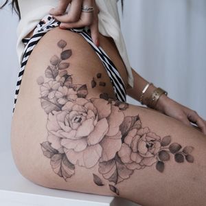 Explore the intricate blackwork design of a beautiful flower tattoo by Yasmin Clara, adorning the upper leg.