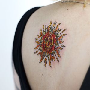 Get a stunning illustrative tattoo of a sun and skull on your upper back by the talented artist Leo Quintao. Express your unique style with this intricate design.
