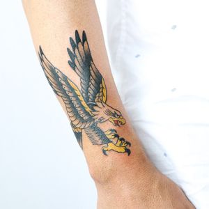 Capture the strength and beauty of the majestic eagle with this illustrative traditional design by Leo Quintao.