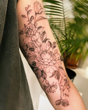 Palena's intricate blackwork illustration of a beautiful flower design on the arm.