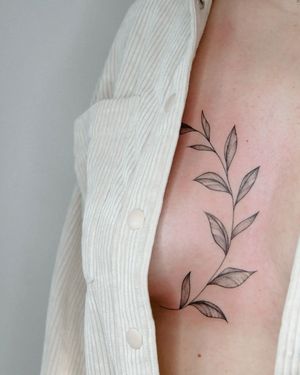 Admire Kateryna Tytarenko's detailed blackwork leaf design on the ribs for a stunning illustrative tattoo.