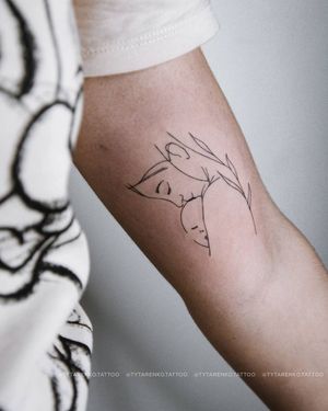 Illustrative upper arm tattoo featuring a mom, kid, leaf, and woman, expertly inked by Kateryna Tytarenko.