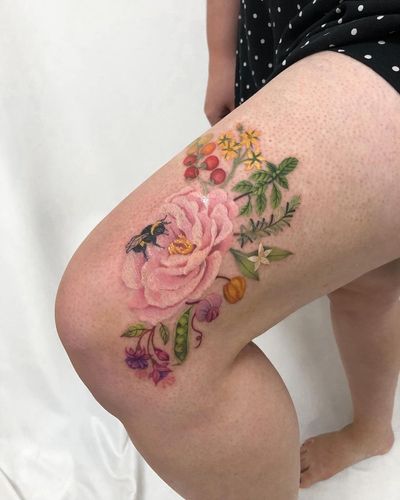 Vibrant illustrative tattoo by Cerf featuring a bee and flower design on the knee.
