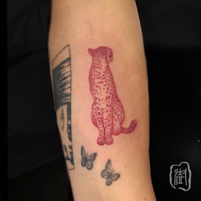 Capture the fierce beauty of a leopard with this stunning illustrative tattoo by Cerf on your upper arm.