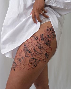 Sasha Sunshine's blackwork style brings this stunning flower motif to life on the upper leg. A bold and beautiful choice for tattoo enthusiasts.